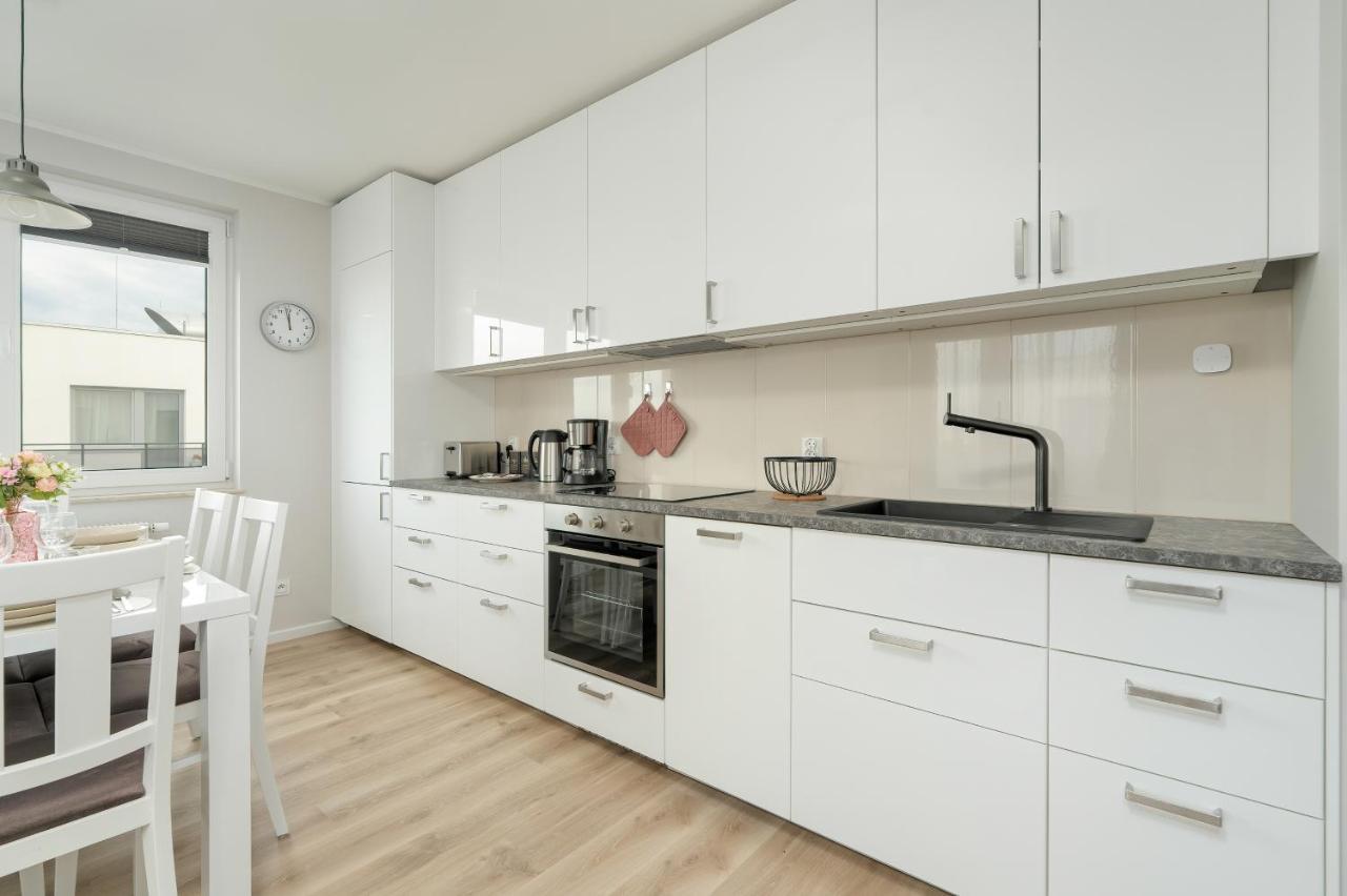 With 2 Bedrooms And Free Garage By Renters Poznan