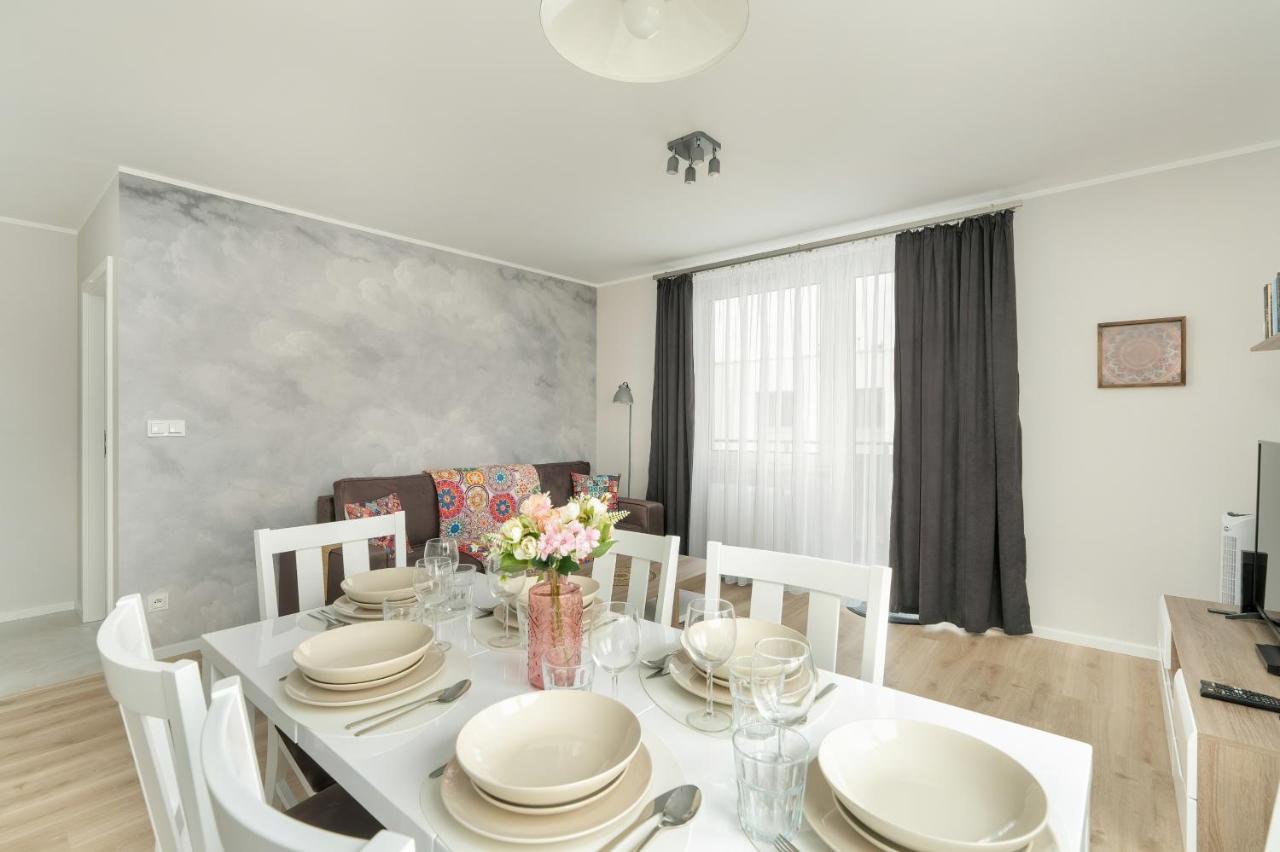 With 2 Bedrooms And Free Garage By Renters Apartment Poznan