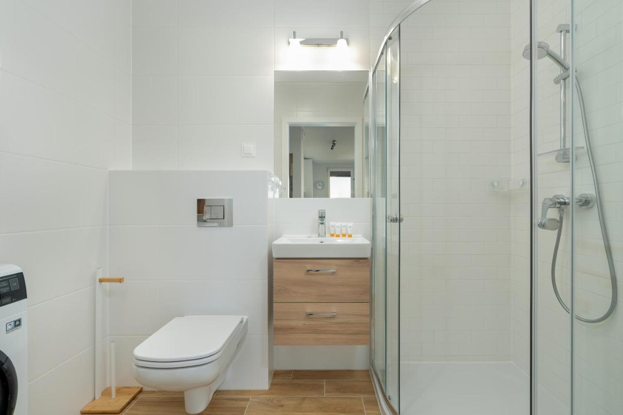 With 2 Bedrooms And Free Garage By Renters Appartamento