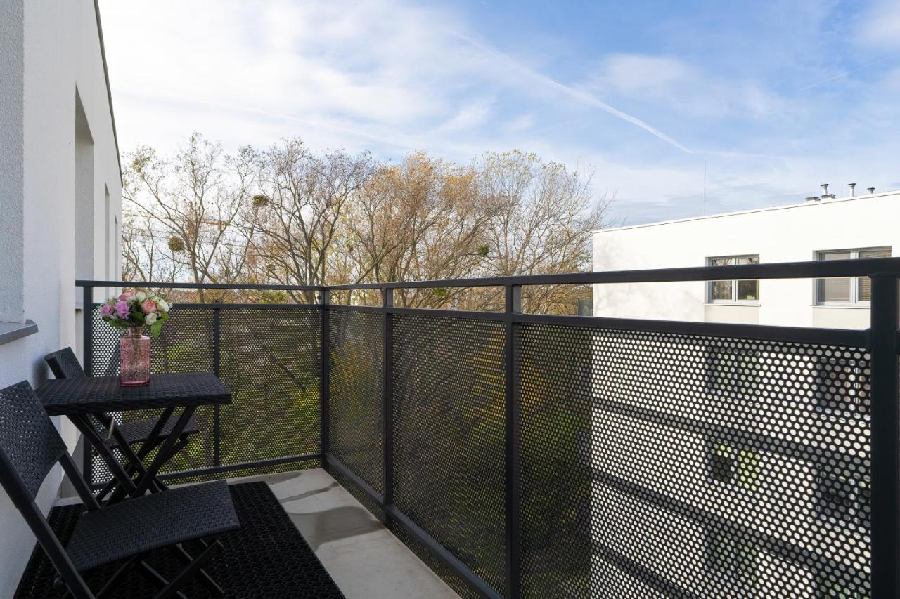 With 2 Bedrooms And Free Garage By Renters * Poznań