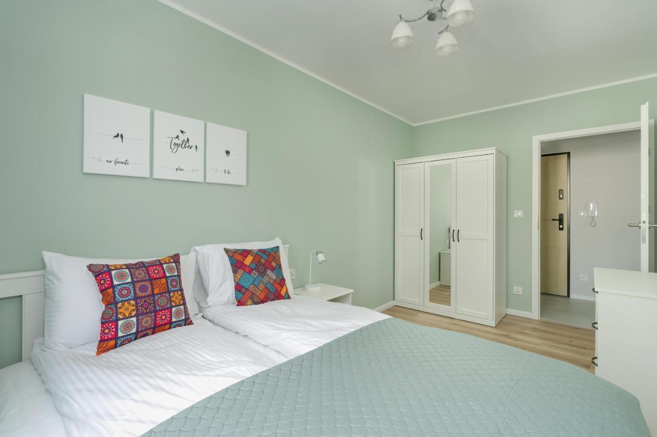 With 2 Bedrooms And Free Garage By Renters Appartamento Poznań